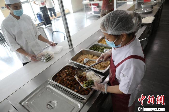 工作人員正在裝飯。　張亨偉 攝
