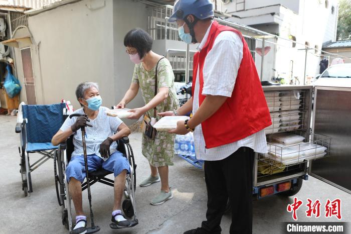 李加茂是上海的一名社區(qū)送餐員，他主要負責長壽路街道的助老送餐服務。　張亨偉 攝