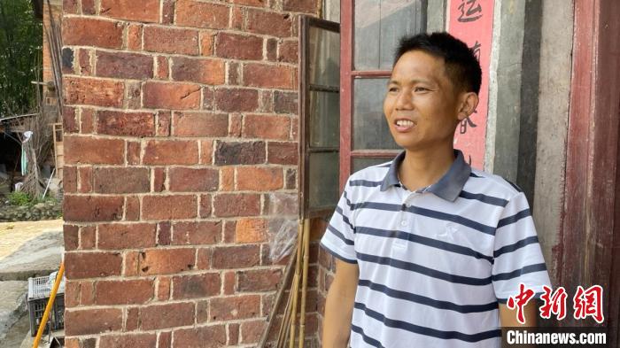 陳先生在位于湖南邵陽市綏寧縣的家中?！∪祟惛杉?xì)胞國(guó)家工程研究中心 供圖