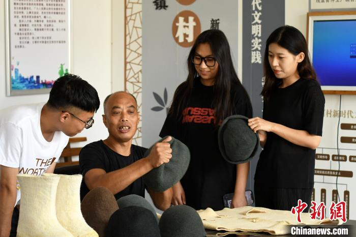 清水毛氈制作技藝傳承人苑國(guó)勝正在向年輕人介紹清水毛氈歷史及制作技藝?！「叩も?攝