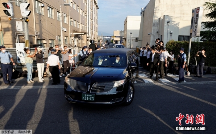 當(dāng)?shù)貢r(shí)間7月9日上午，一車隊(duì)駛離奈良縣立醫(yī)科大學(xué)附屬醫(yī)院。據(jù)悉，車上載有日本前首相安倍晉三的遺體，遺體將在今天之內(nèi)被送往東京。