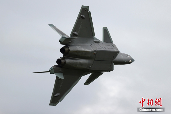 8月26日，中國空軍航空開放活動暨長春航空展在吉林長春舉辦。圖為殲-20飛行展示。 <a target='_blank' href='/'>中新社</a>記者 富田 攝 　