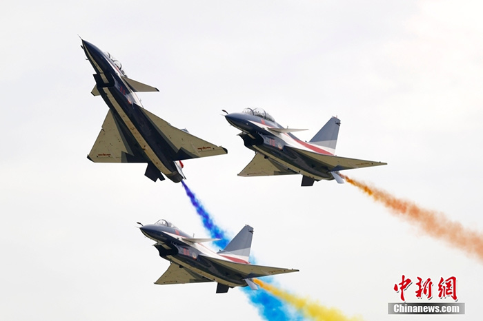 8月26日，中國空軍航空開放活動暨長春航空展在吉林長春舉辦。圖為“八一”飛行表演隊表演。 <a target='_blank' href='/'>中新社</a>記者 富田 攝 　