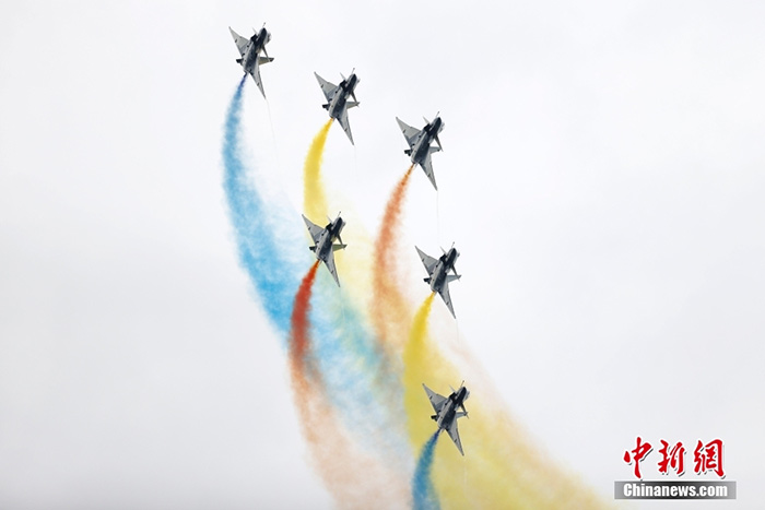 8月26日，中國空軍航空開放活動暨長春航空展在吉林長春舉辦。圖為“八一”飛行表演隊表演。 <a target='_blank' href='/'>中新社</a>記者 富田 攝 