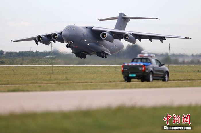 8月26日，中國空軍航空開放活動暨長春航空展在吉林長春舉辦。圖為運-20飛行展示。 <a target='_blank' href='/'>中新社</a>記者 富田 攝