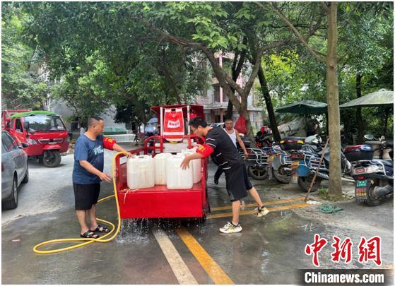 圖為正在忙碌的“送水小分隊”?！∪f盛經(jīng)開區(qū)黨工委統(tǒng)戰(zhàn)部供圖