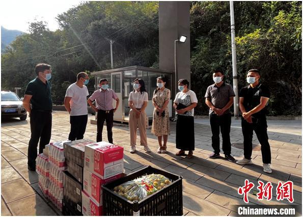 圖為城口縣委統(tǒng)戰(zhàn)部、縣工商聯(lián)(總商會)為城口縣精神衛(wèi)生中心防疫工作人員送上關(guān)心慰問和降暑物資?！⒅?攝