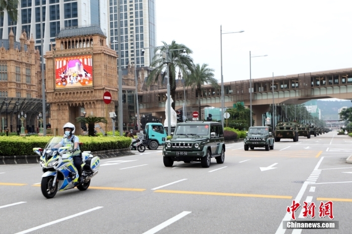 圖為輪換車隊行駛在澳門街區(qū)。 <a target='_blank' href='/'>中新社</a>發(fā) 陳帥 攝