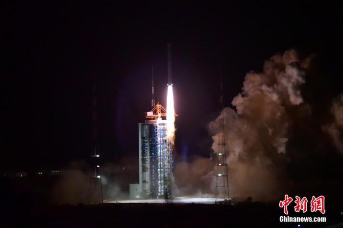 10月14日18時(shí)51分，中國(guó)在太原衛(wèi)星發(fā)射中心采用長(zhǎng)征二號(hào)丁運(yùn)載火箭，成功發(fā)射首顆太陽探測(cè)科學(xué)技術(shù)試驗(yàn)衛(wèi)星“羲和號(hào)”。 <a target='_blank' href='/'>中新社</a>發(fā) 鄭逃逃 攝