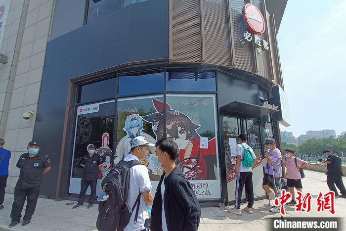 30日，必勝客(工體北路)主題店已暫停營(yíng)業(yè)。 左雨晴 攝