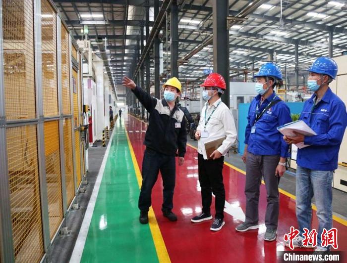 內(nèi)江供電中心營銷人員深入企業(yè)助力復(fù)工復(fù)產(chǎn)。　羅國強 攝