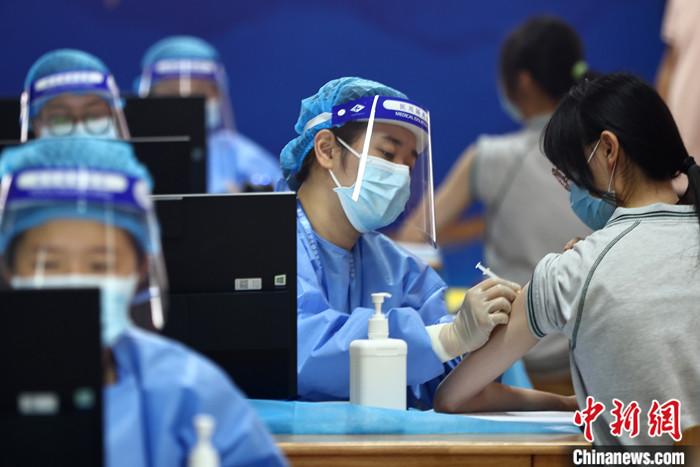資料圖：中學生接種新冠病毒疫苗。 <a target='_blank' href='/'>中新社</a>記者 泱波 攝