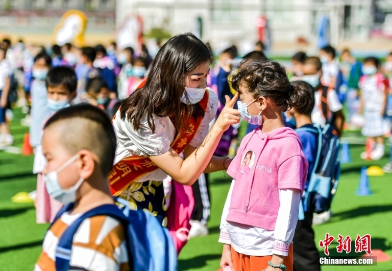 資料圖：老師為一年級新生點朱砂。 <a target='_blank' href='/'>中新社</a>記者 劉新 攝