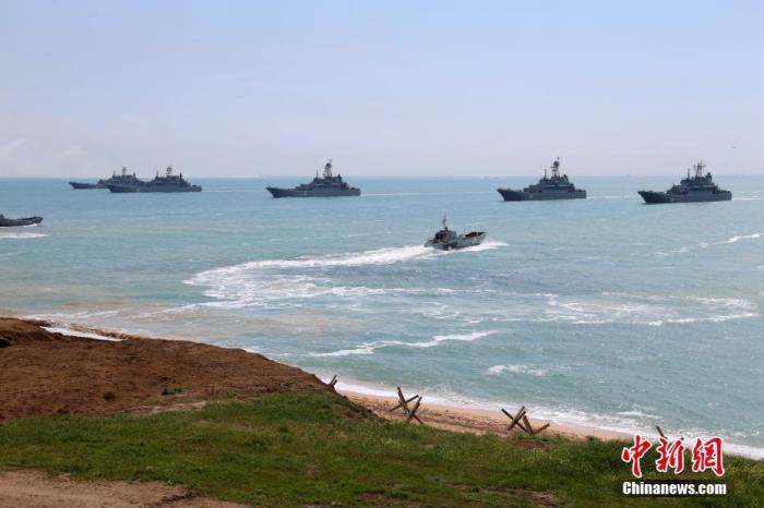 資料圖：俄軍在克里米亞地區(qū)舉行大型跨軍種演習。<a target='_blank' href='/'>中新社</a>發(fā) 俄羅斯國防部供圖