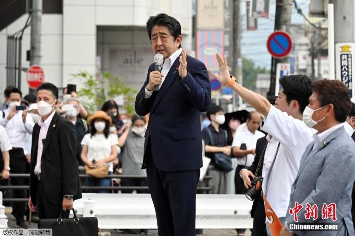 當?shù)貢r間7月8日，日本前首相安倍晉三在奈良市進行演講時遭到槍擊。圖為日本前首相安倍在遭遇槍擊前，正在進行街頭演講。圖片來源：視覺中國