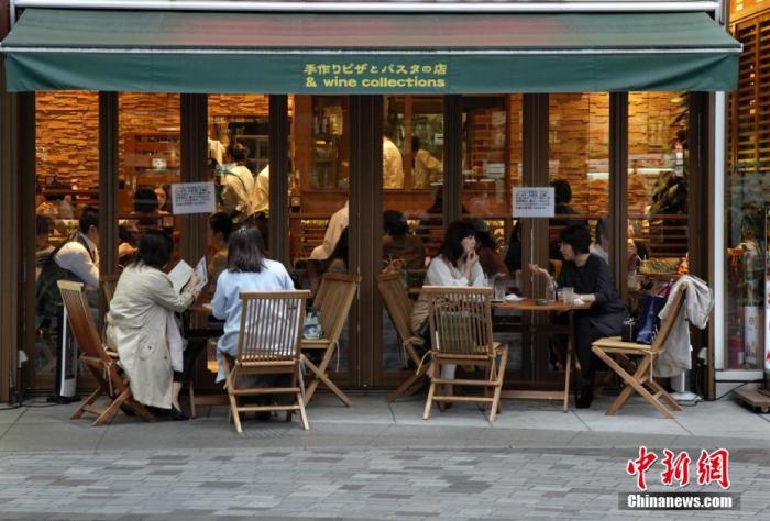 資料圖：東京民眾在室外喝下午茶。
<a target='_blank' href='/'>中新社</a>記者 呂少威 攝