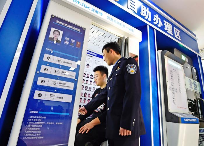 　在遼寧省本溪市公安局北地派出所民警指導下，市民通過自助體檢機完成機動車駕駛?cè)藱z測項目(2021年12月10日攝)。新華社發(fā)