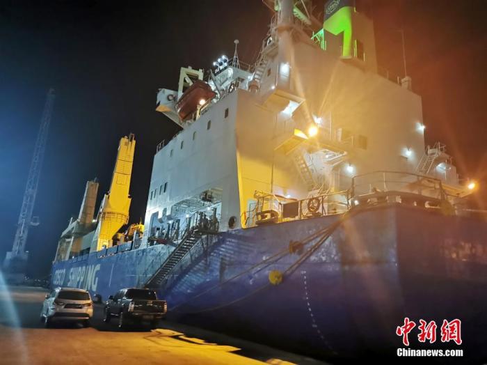圖為運(yùn)輸船?？吭谘偶舆_(dá)港碼頭。 <a target='_blank' href='/'>中新社</a>發(fā) 王鵬 攝