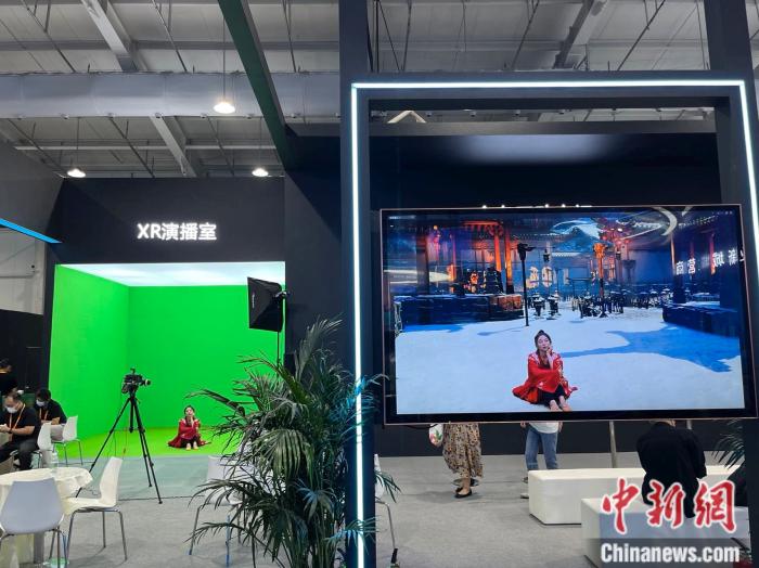 表演者在XR演播室中展示。 <a target='_blank' href='/' >中新網(wǎng)</a>記者 左宇坤 攝