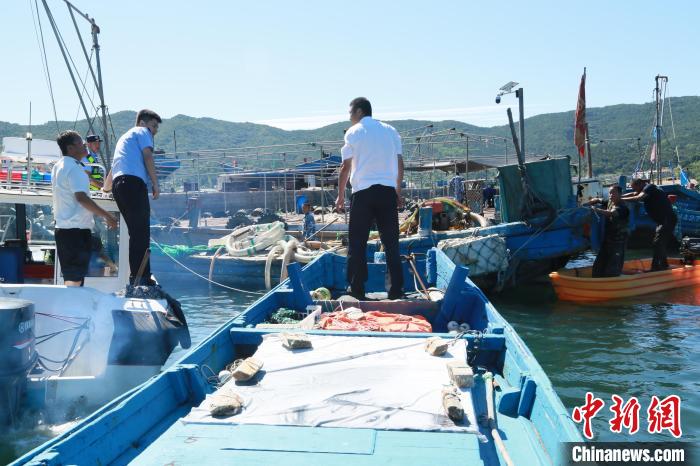 圖為漁民準備秋汛出海捕魚?！≮w俊 攝