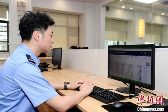 資料圖：圖為2021年武漢民警工作現(xiàn)場 唐時(shí)杰攝