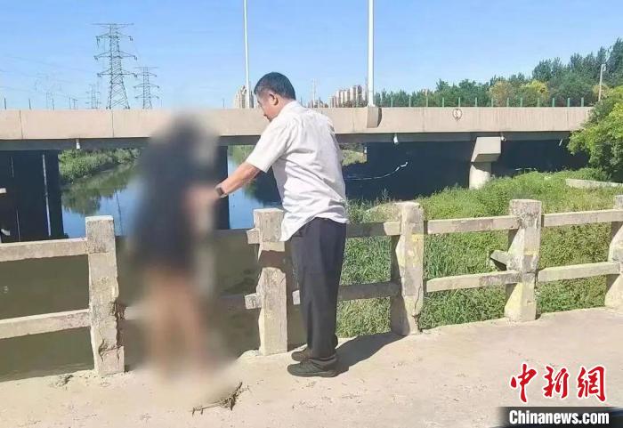 天津民警“匆匆一瞥”救下一女孩兒還許下一個(gè)約定……