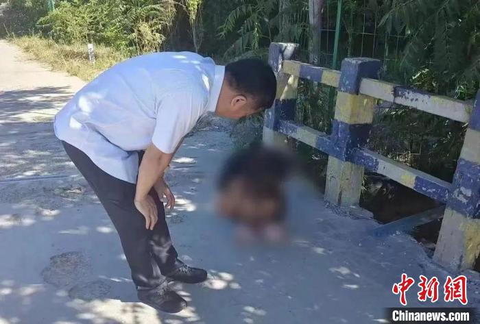 天津民警方海波救下一想輕生的女孩兒后 對(duì)其進(jìn)行開(kāi)導(dǎo)勸慰 天津市委政法委供圖