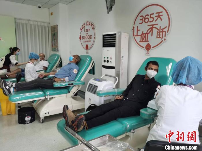 印度友人無(wú)償獻(xiàn)血?！￡愳o 攝