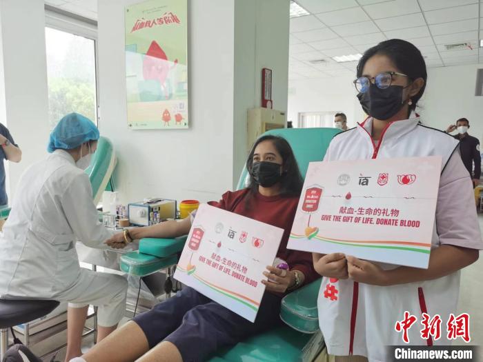 瑞虎妻子獻(xiàn)血，女兒做志愿者?！￡愳o 攝