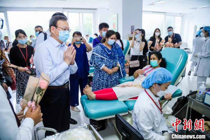 上海市人民對(duì)外友好協(xié)會(huì)會(huì)長(zhǎng)陳靖等看望和慰問正在獻(xiàn)血的印度友人們。　上海市血液中心供圖