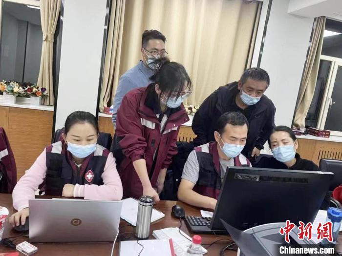 圖為青海省疾控中心工作人員在海北州海晏縣工作。　青海省疾控中心 供圖