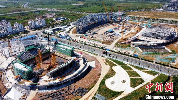航拍安徽省首座雙曲大懸挑背拉體育場——明光市體育中心施工現(xiàn)場?！芬圾Q 攝