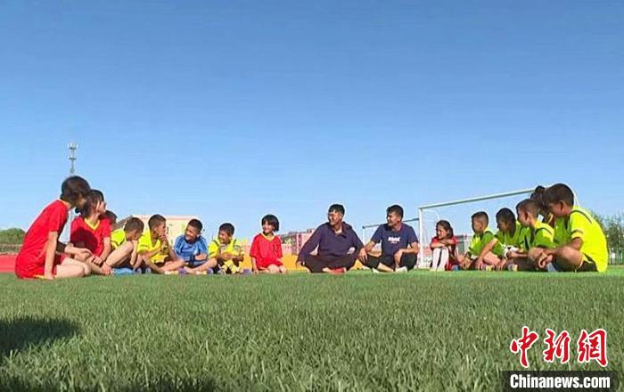 目前，該校已有163名學生選擇足球訓練班?！￡倘阊?　攝