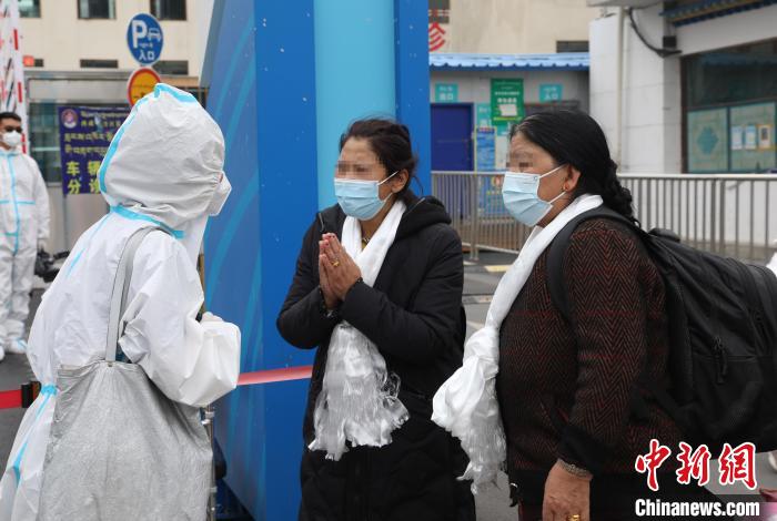 圖為患者出院?！≈軒涇?攝