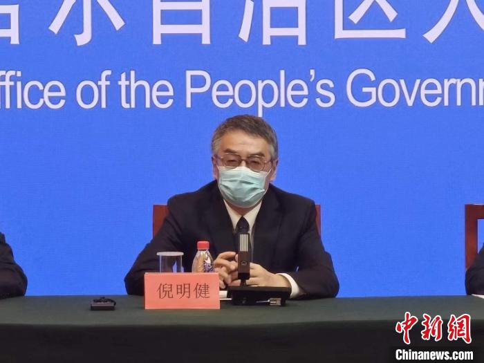 倪明健在新聞發(fā)布會(huì)上介紹新疆本輪疫情流行病毒特點(diǎn)?！埱?攝