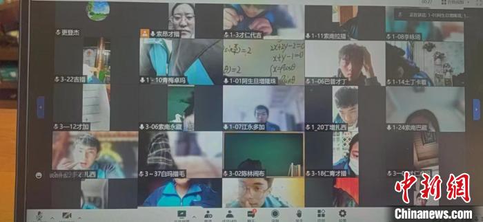 圖為玉樹州民族中學(xué)的直播課堂?！∈茉L者供圖