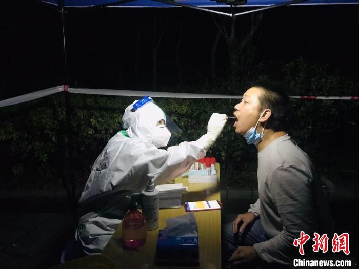 圖為貴陽世紀初龍興苑社區(qū)內的居民進行核酸檢測。　張偉 攝