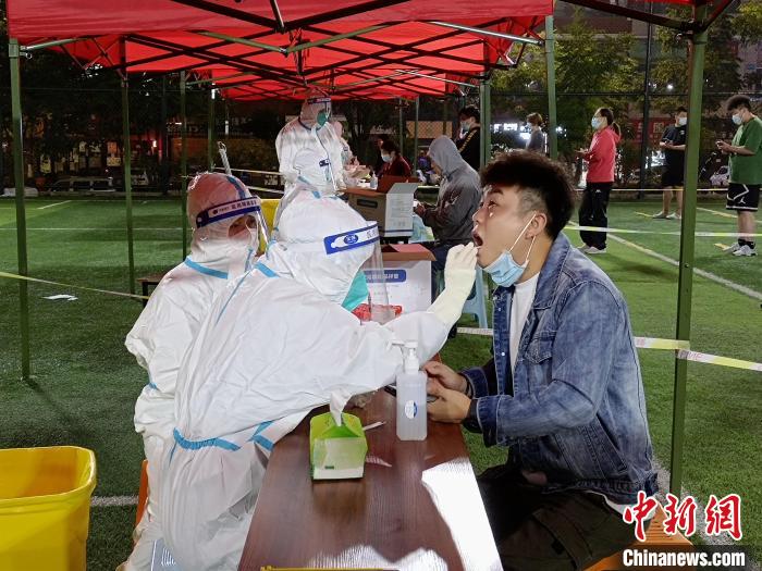 圖為貴陽觀山湖區(qū)市民進行核酸檢測?！∈〗?攝