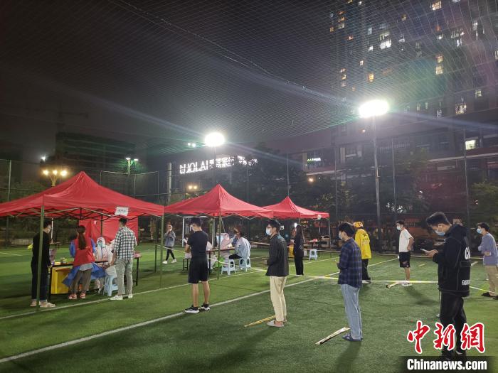 圖為貴陽觀山湖區(qū)市民排隊進行核酸檢測?！∈〗?攝
