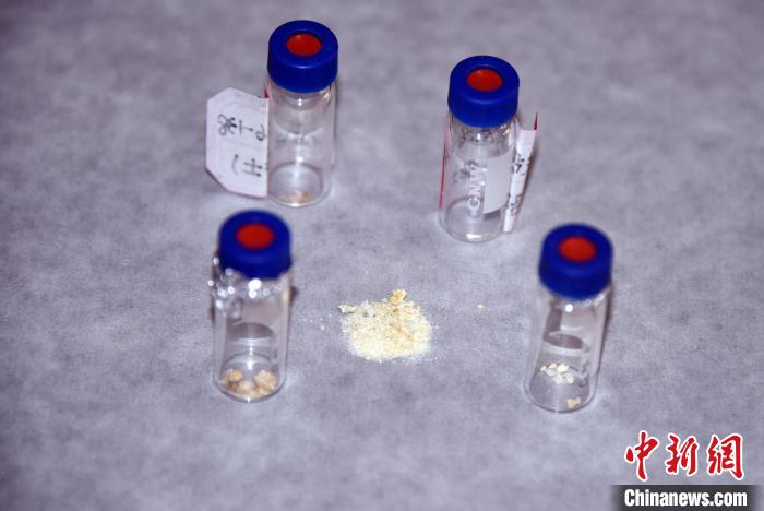 用于研究的人工合成鉛白化妝品遺存樣品?！?lt;a target='_blank' href='/'>中新社</a>記者 孫自法 攝