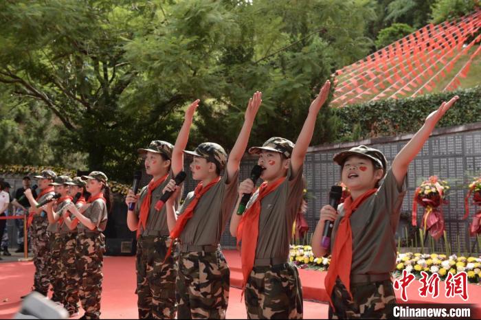9月3日，各界人士在福州三山人文紀念園英雄廣場紀念中國人民抗日戰(zhàn)爭暨世界反法西斯戰(zhàn)爭勝利77周年?！＄娦?攝