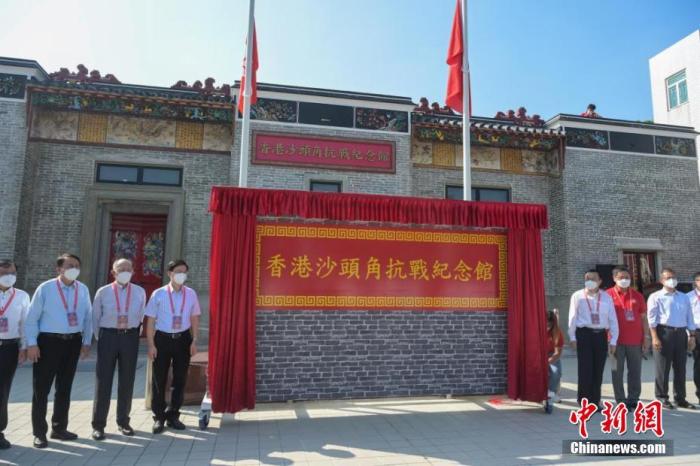 香港特區(qū)行政長(zhǎng)官李家超(左四)、香港中聯(lián)辦副主任何靖(右三)等嘉賓主持揭幕儀式。陳永諾 攝