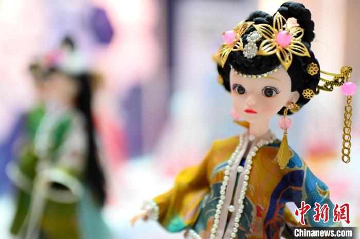 李柏亨團(tuán)隊(duì)推出的漢服娃娃采用了香云紗作為服裝的原材料?！￡愺K旻 攝