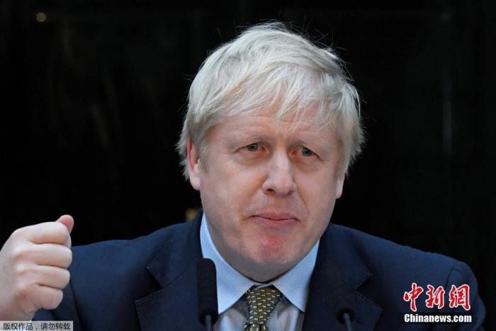 英國(guó)首相鮑里斯·約翰遜在唐寧街10號(hào)首相府發(fā)表演講。