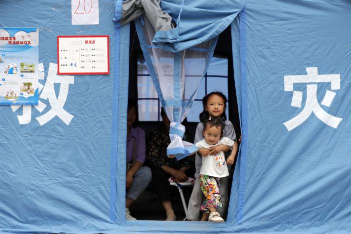 2022年6月2日，在四川省雅安市蘆山縣太平鎮(zhèn)大河村安置點(diǎn)，兩名孩子在應(yīng)急救災(zāi)帳篷里。新華社記者 沈伯韓 攝

