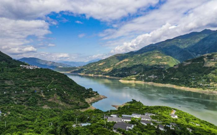 這是2022年5月19日拍攝的長(zhǎng)江巫山段曲尺鄉(xiāng)一帶景色(無(wú)人機(jī)照片)。新華社記者 王全超 攝