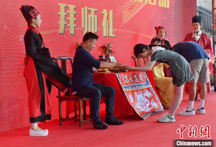 活動(dòng)現(xiàn)場(chǎng)進(jìn)行“閩臺(tái)匠人拜師典禮”?！蚊?攝