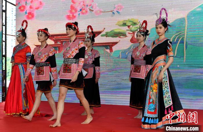 活動(dòng)現(xiàn)場(chǎng)進(jìn)行服裝走秀?！蚊?攝