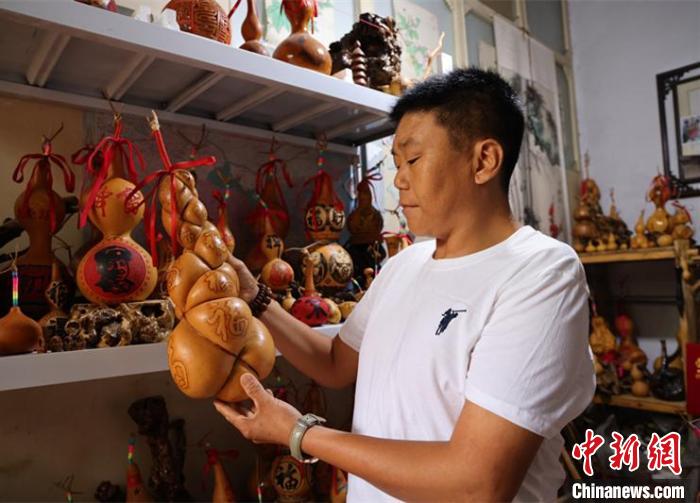 馮計剛制作的葫蘆手工藝品?！】罪w 攝