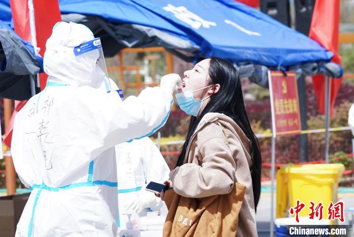 資料圖為居民進(jìn)行核酸檢測?！●R銘言 攝